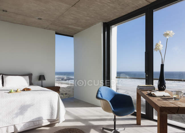 Мальовничий вид на сучасну спальню з видом на океан — стокове фото
