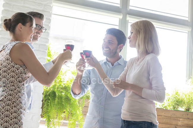 Amigos brindar copas de vino - foto de stock