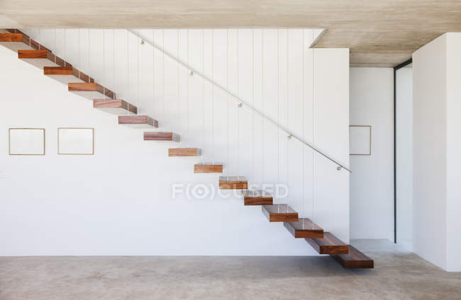 Вид сбоку на плавучую лестницу в современном доме — стоковое фото