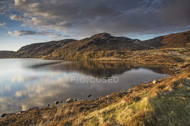 Sunny tranquil view of hills and bay, Scotland — Stock Photo