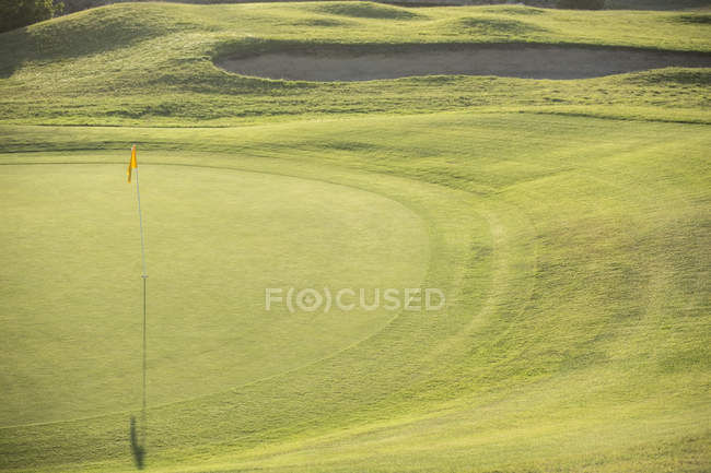 Мальовничий вид прапора в дірі на поле для гольфу — стокове фото