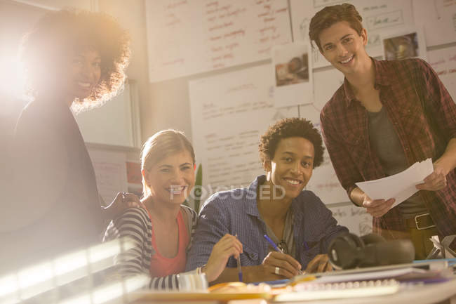 Деловые люди улыбаются в современном офисе — стоковое фото