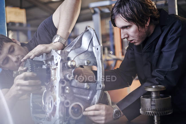 Mechanics fixing part in auto repair shop — Stock Photo