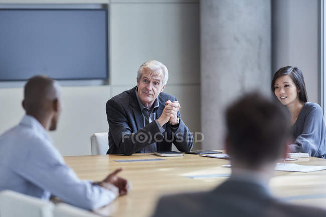 Reunión de empresarios en sala de conferencias - foto de stock