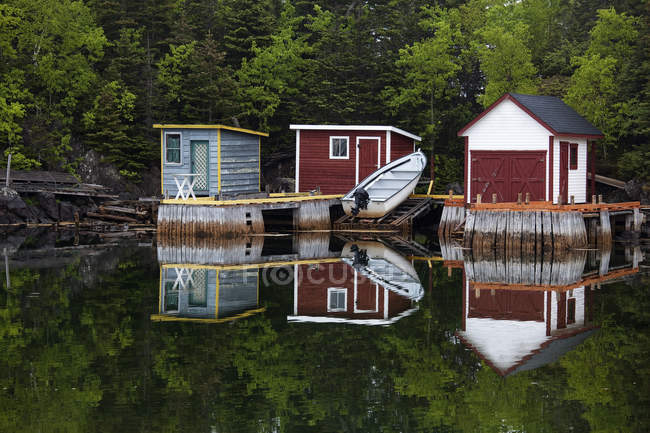 Boot und Gebäude in ruhiger Bucht — Stockfoto