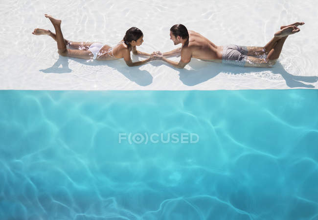 Paar entspannt gemeinsam im Schwimmbad — Stockfoto