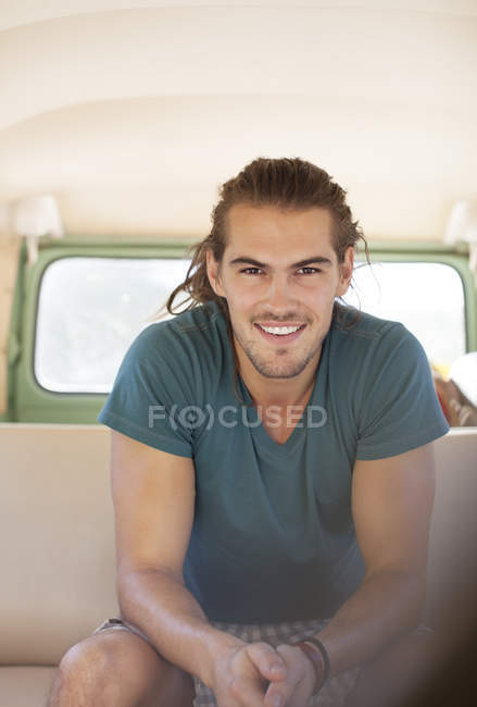 Портрет усміхненого чоловіка у фургоні — стокове фото