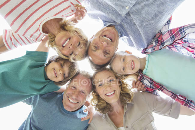 Щаслива сім'я посміхається разом на відкритому повітрі — стокове фото