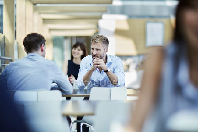 Бізнесмени говорять в інтер'єрі офісу — стокове фото