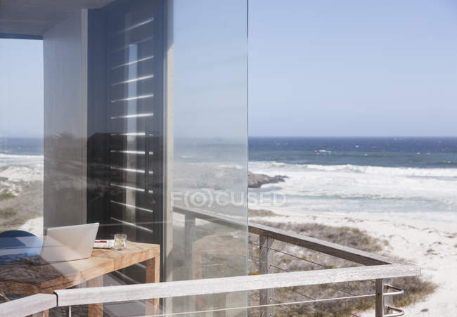 Interior de balcón moderno con vistas al océano - foto de stock