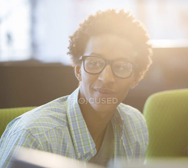 Черный бизнесмен улыбается в современном офисе — стоковое фото