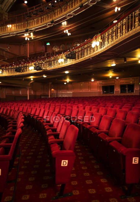 Posti a sedere nell'auditorium del teatro vuoto — Foto stock