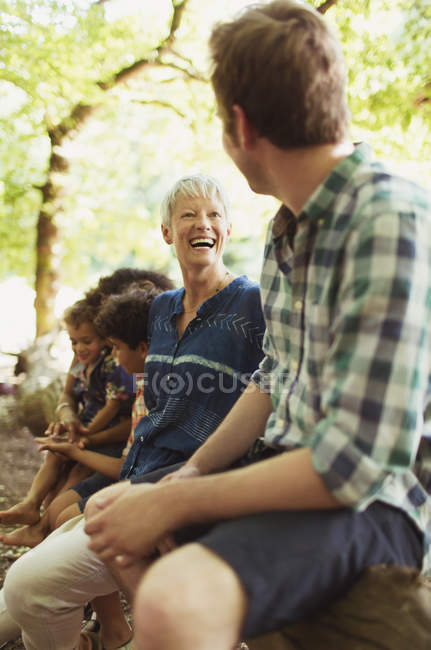 Madre e hijo riendo en el bosque - foto de stock