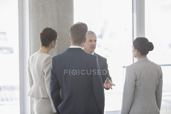 Деловые люди разговаривают в офисе — стоковое фото