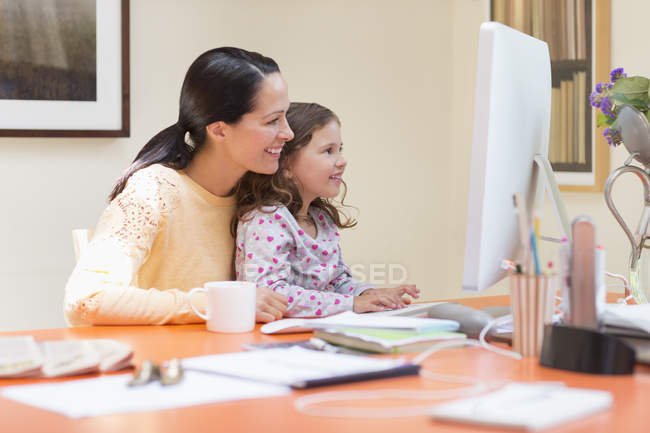 Mère et fille utilisant l'ordinateur — Photo de stock