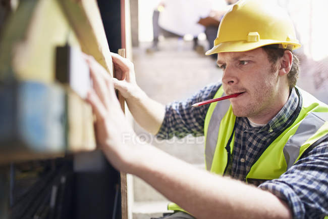 Trabajador de la construcción utilizando herramienta de nivel - foto de stock