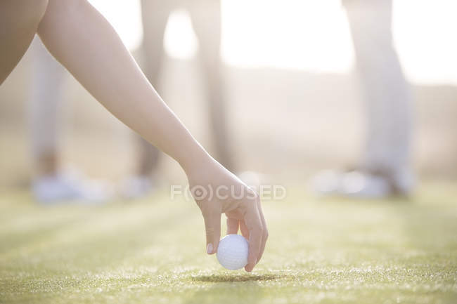 Abgeschnittenes Bild einer Frau, die Golfball auf dem Platz abschlägt — Stockfoto