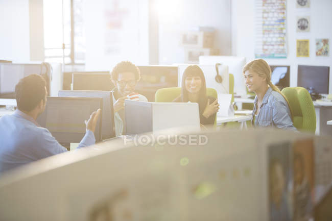 Geschäftsleute im Gespräch im modernen Büro — Stockfoto