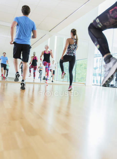 Instrutor de fitness líder em aulas de aeróbica — Fotografia de Stock
