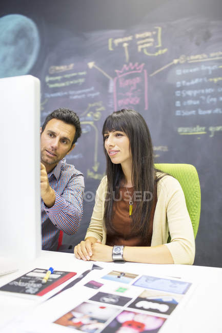 Geschäftsleute arbeiten im Büro am Computer — Stockfoto