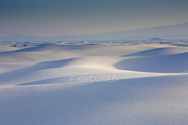 Dune de sable blanc tranquille, White Sands, Nouveau-Mexique, États-Unis — Photo de stock
