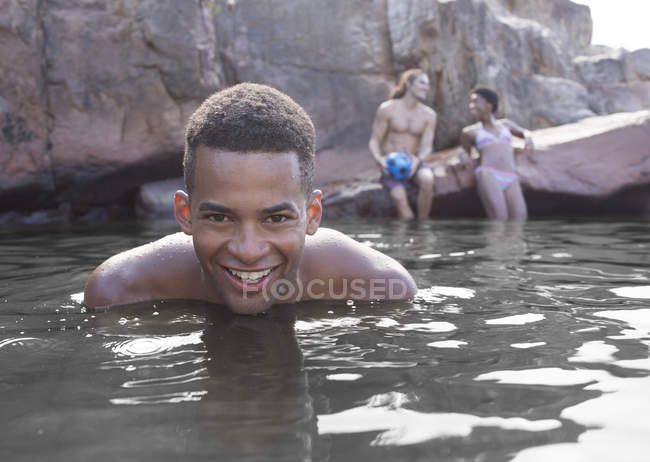 Homem nadando no rio durante o dia — Fotografia de Stock