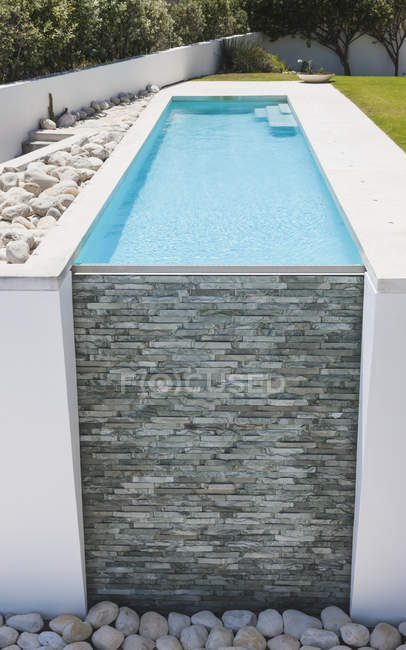 Vue panoramique sur le mur de pierre de la piscine moderne — Photo de stock