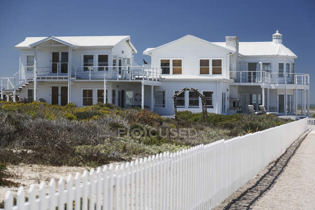 Фасад пляжных домов под голубым небом — стоковое фото