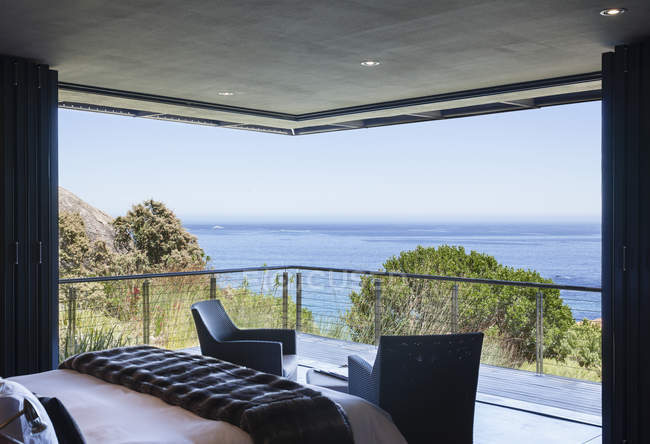 Розкішні спальні та балкон з видом на океан — стокове фото