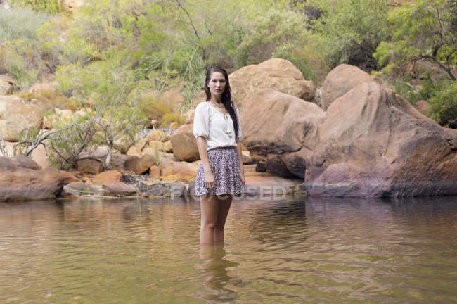 Retrato de mujer vadeando en el río - foto de stock