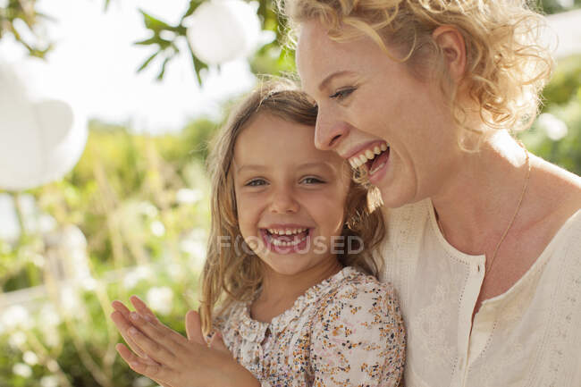Мать и дочь смеются на открытом воздухе — стоковое фото
