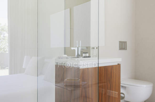 Стеклянные стены современной ванной комнаты — стоковое фото