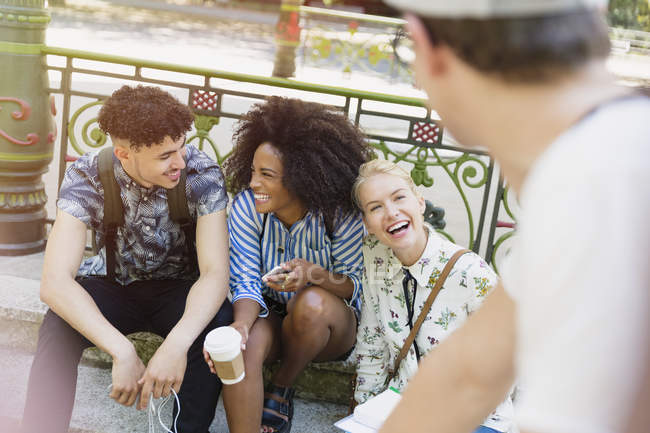 Friends hanging out in park — Stock Photo