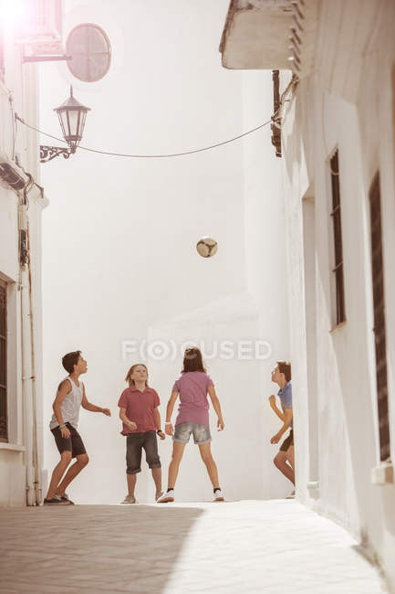 Kinder spielen in Gasse mit Fußball — Stockfoto