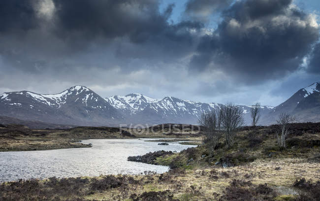 Мальовничі річки та подання Чорної гори, Rannoch Моор, Шотландія — стокове фото