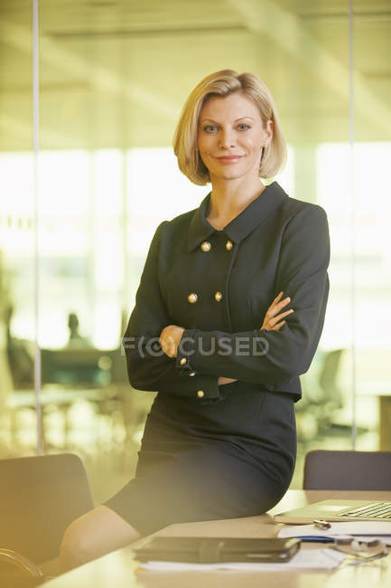 Бізнес-леді посміхається в офісі в приміщенні — стокове фото