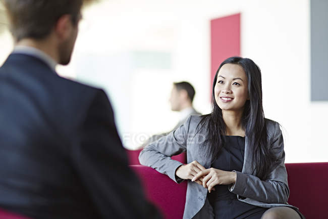 Erfolgreiche erwachsene Geschäftsleute reden in Büro-Lobby — Stockfoto