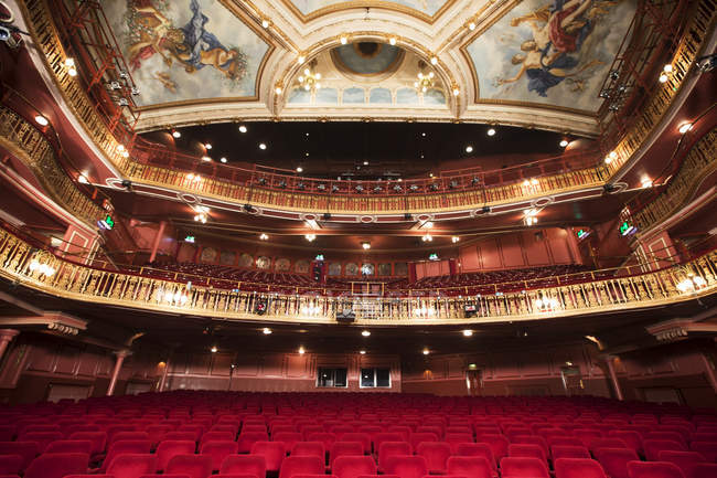 Balcone, posti a sedere e soffitto decorato nell'auditorium del teatro — Foto stock
