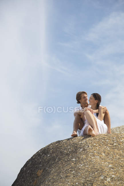 Casal relaxante na formação de rochas — Fotografia de Stock