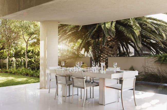 Apparecchiare tavolo sul patio moderno interno — Foto stock