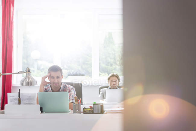 Empresário criativo trabalhando no laptop no escritório — Fotografia de Stock