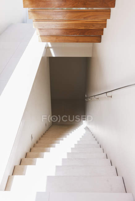 Luce splendente giù per le scale in casa moderna — Foto stock