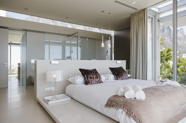 Vista panoramica di interni camera da letto moderna — Foto stock