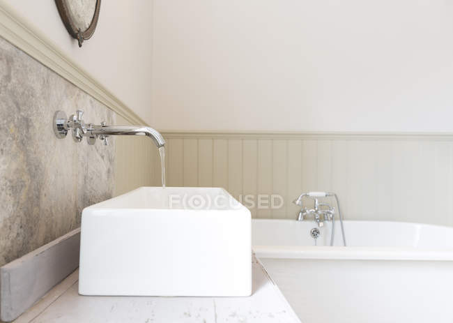 Раковина и ванна в роскошной ванной комнате — стоковое фото
