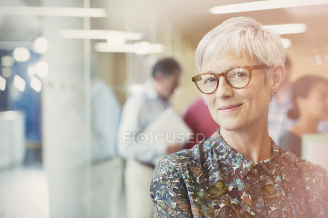 Porträt lächelnde Seniorin im Amt — Stockfoto