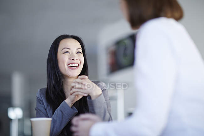 Успішні дорослі бізнесмени розмовляють в офісі — стокове фото