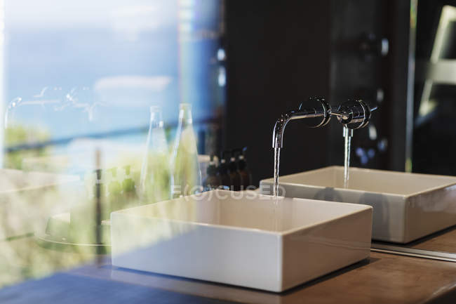 Waschbecken und Spiegel im modernen Badezimmer — Stockfoto