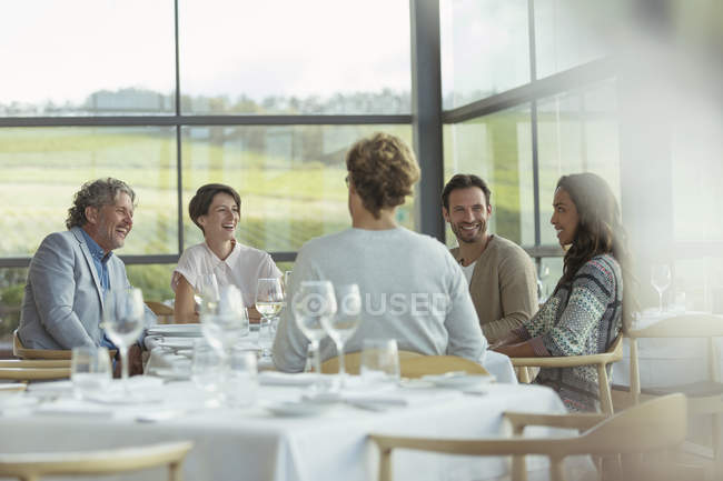 Amigos na vinícola mesa de jantar — Fotografia de Stock