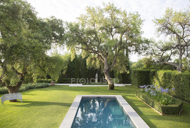 Pool im formellen Garten — Stockfoto