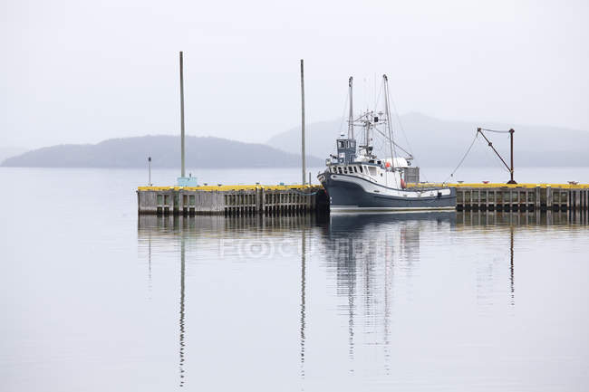 Ormeggio barca da pesca al molo — Foto stock